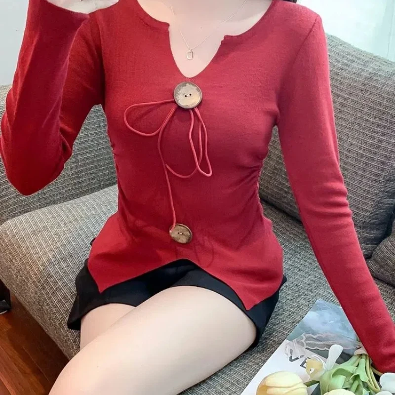 Женский трикотажный свитер с V-образным вырезом и разрезом
Женский трикотажный свитер с V-образным вырезом и разрезом