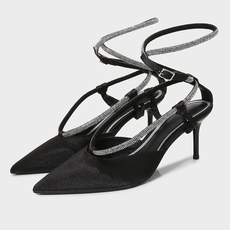 Роскошные женские туфли на высоком каблуке с ремешком на щиколотке и кристаллами, роскошные черные атласные дизайнерские сандалии с острым носком, элегантные свадебные туфли для невесты 
Роскошные женские туфли на высоком каблуке с ремешком на щиколотке и кристаллами, роскошные черные атласные дизайнерские сандалии с острым носком, элегантные свадебные туфли для невесты