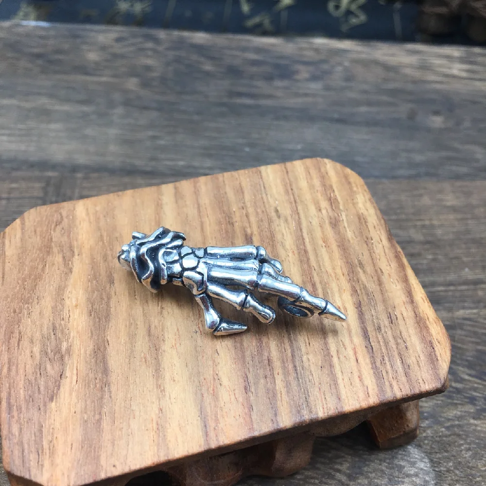 European and American fashion dark Goth antique silver skull sterling silver 925 mysterious man's hand pendant necklace ornament
European and American fashion dark Goth antique silver skull sterling silver 925 mysterious man's hand pendant necklace ornament