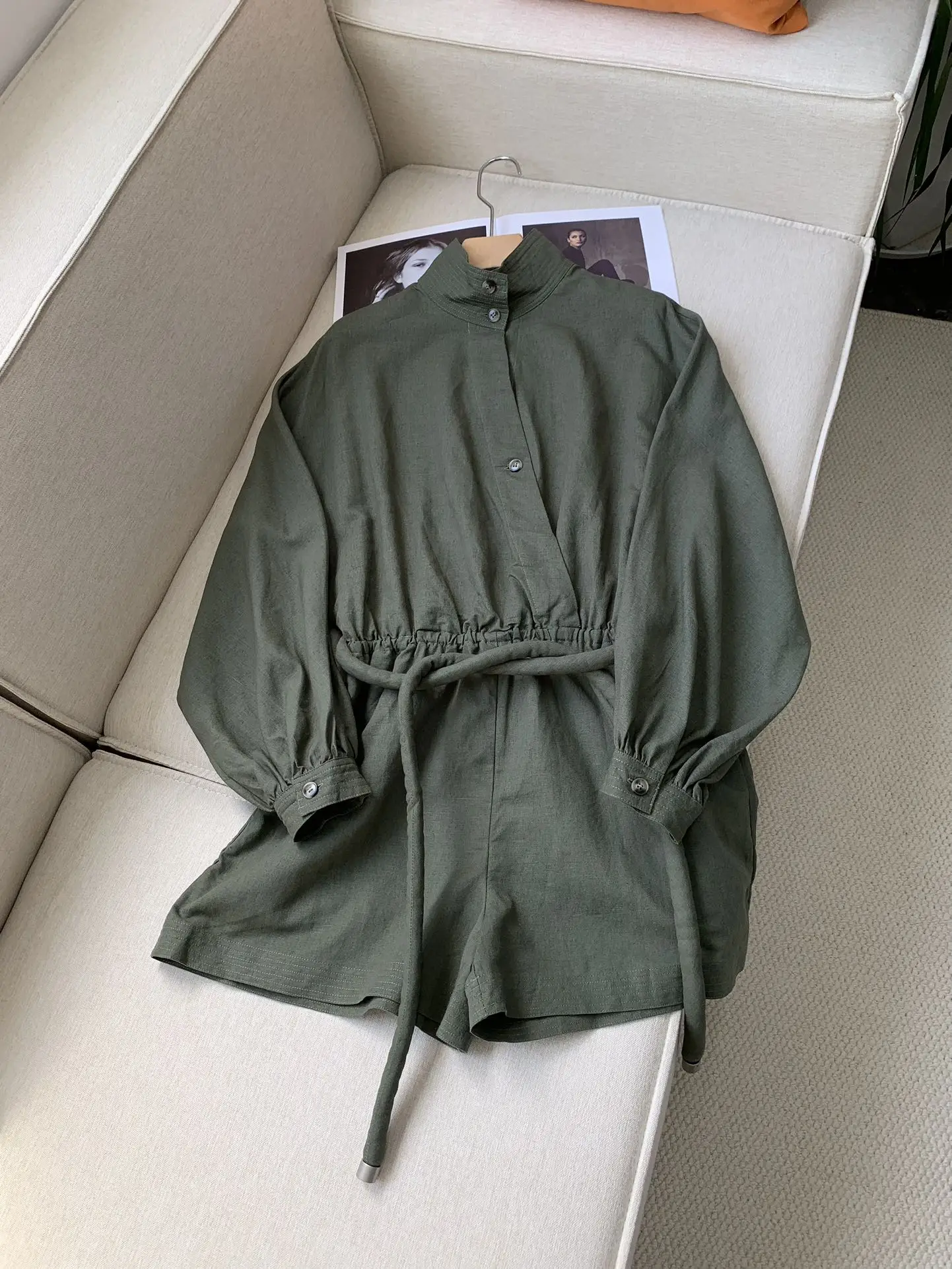 Autumn 2024 Women's Green Linen Jumpsuits Stand Collar Long Sleeve Waist Lace-up Single Breasted Elegant Female Playsuits
Autumn 2024 Women's Green Linen Jumpsuits Stand Collar Long Sleeve Waist Lace-up Single Breasted Elegant Female Playsuits