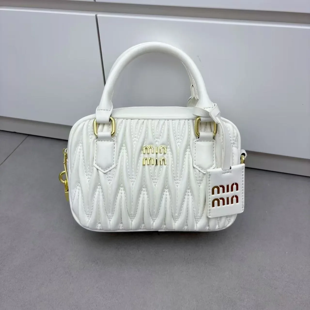 Premium Women Handbag, Leather Material With Fashionable Touch, Famous Designer Tote Bag For Elegant Occasions
Premium Women Handbag, Leather Material With Fashionable Touch, Famous Designer Tote Bag For Elegant Occasions