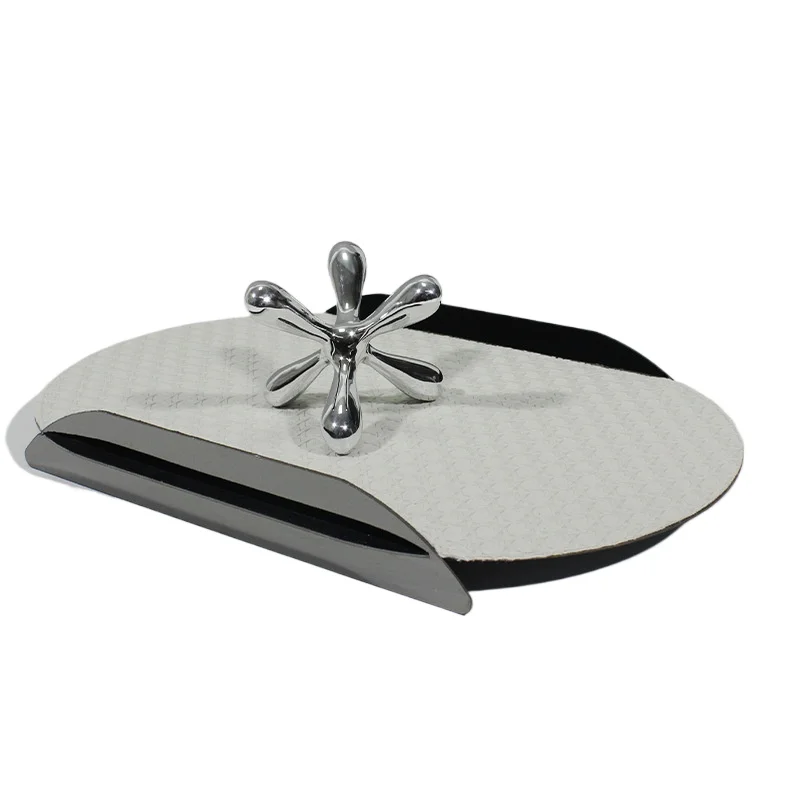 Modern simple and creative light luxury embossed leather metal tray, model room living room dining room coffee
Modern simple and creative light luxury embossed leather metal tray, model room living room dining room coffee