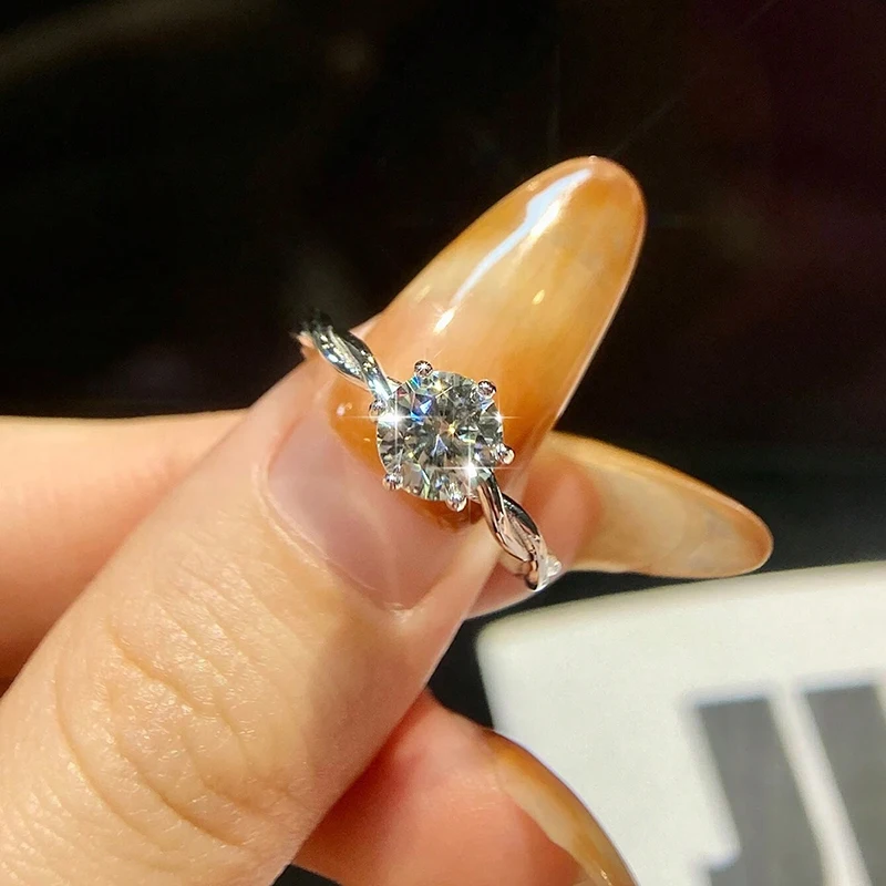 KNB 1CT Moissanite Diamond Winding Round Shiny Ring Suitable for Women's Daily WearReal 925 Sterling Silver Luxury Jewelry
KNB 1CT Moissanite Diamond Winding Round Shiny Ring Suitable for Women's Daily WearReal 925 Sterling Silver Luxury Jewelry