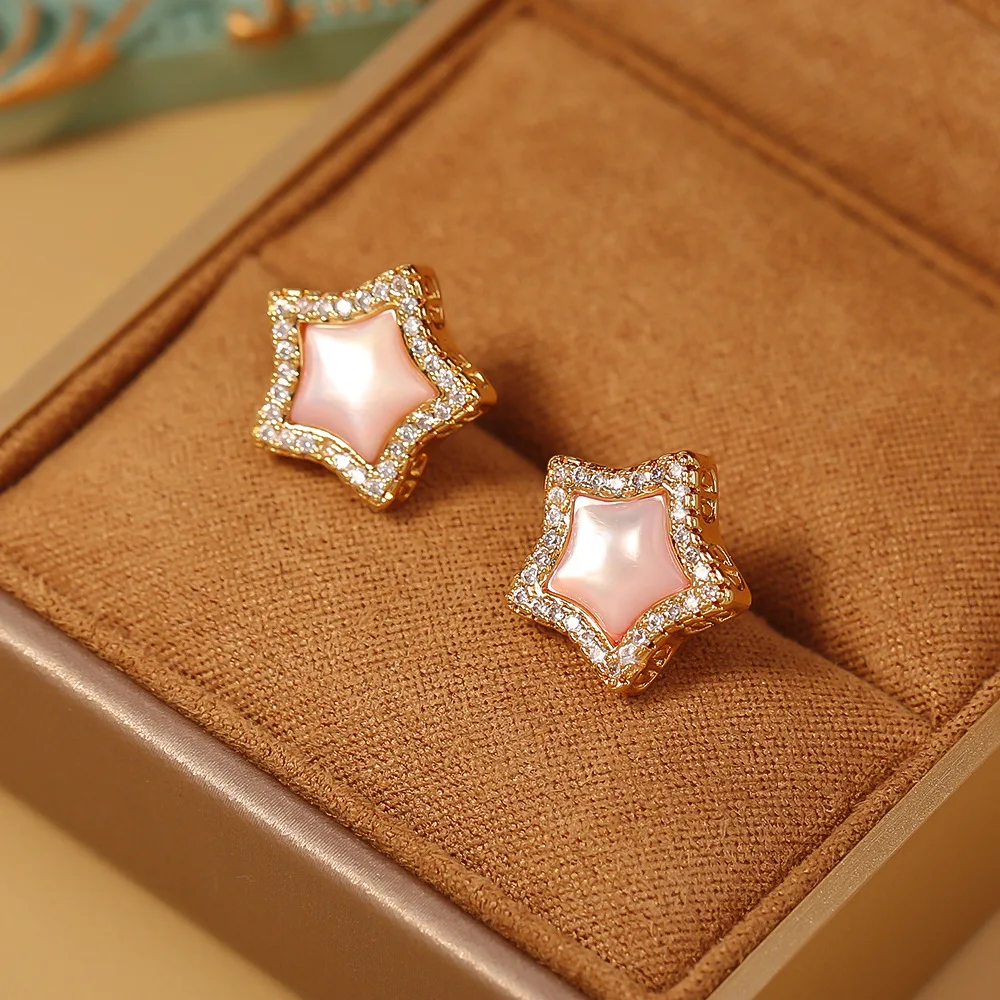Fashionable and exquisite five-pointed star pink shell earrings, micro-paved zircon earrings, fresh, sweet and versatile earring
Fashionable and exquisite five-pointed star pink shell earrings, micro-paved zircon earrings, fresh, sweet and versatile earring