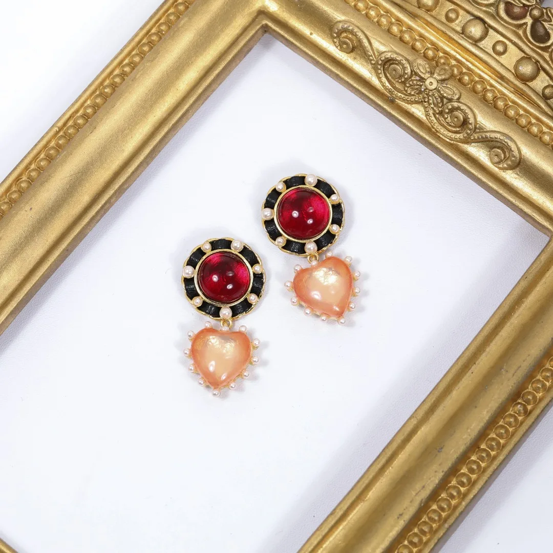 New European and American high-end brand retro round colored glass pearl heart pendant earrings
New European and American high-end brand retro round colored glass pearl heart pendant earrings