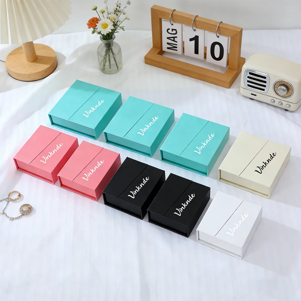 Подарочные бумажные пакеты для парфюмерии и украшений с магнитной застежкой, размером 7x7x3.2 см, с возможностью нанесения логотипа, красные коробки с черной губкой для браслетов и ювелирных изделий.
Подарочные бумажные пакеты для парфюмерии и украшений с магнитной застежкой, размером 7x7x3.2 см, с возможностью нанесения логотипа, красные коробки с черной губкой для браслетов и ювелирных изделий.