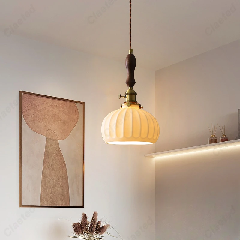 LED Retro E27 Small Pendant Light Living Room Bedroom Bedside Pendant Light Ceramic American Brass Walnut High-end Bar Light
LED Retro E27 Small Pendant Light Living Room Bedroom Bedside Pendant Light Ceramic American Brass Walnut High-end Bar Light