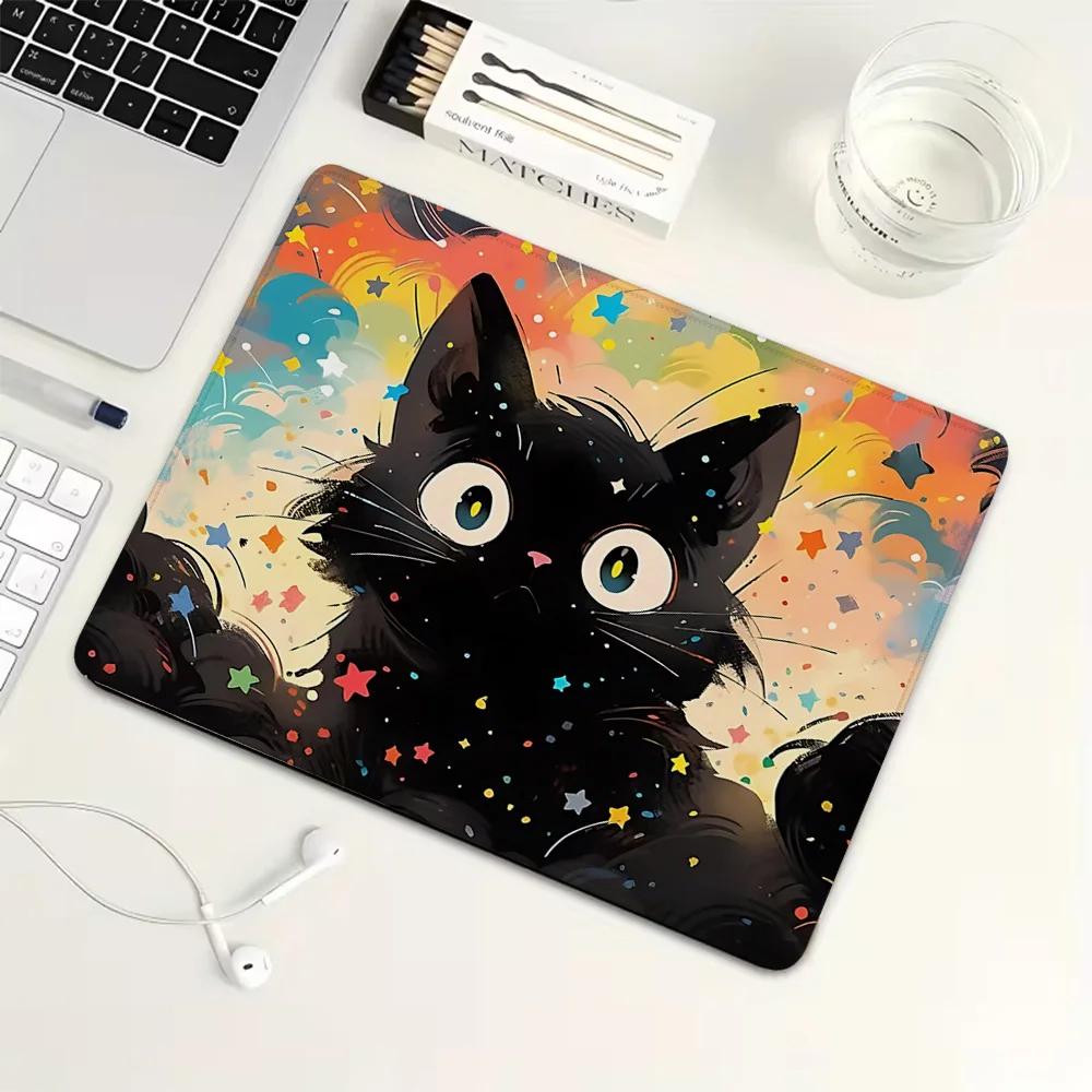 Маленький коврик для мыши с черным котом из мультфильма, резиновый игровой коврик для мыши, коврик для механической клавиатуры, аксессуары для ПК, коврик для компьютерного стола
Маленький коврик для мыши с черным котом из мультфильма, резиновый игровой коврик для мыши, коврик для механической клавиатуры, аксессуары для ПК, коврик для компьютерного стола
