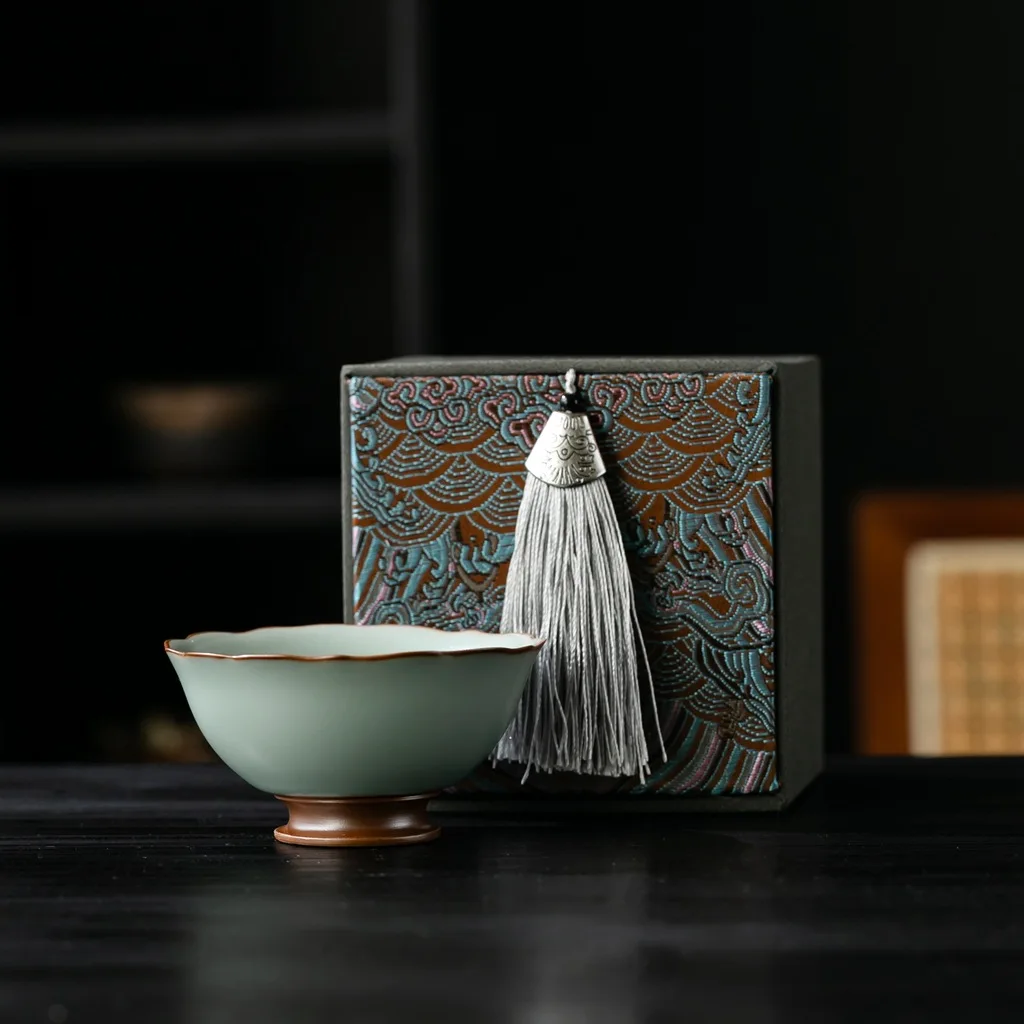 Ru Ware Tea Cup Meju Kung Fu Set Tasting Pressure Bottle Medium Ceramic Drinking Gift Box
Ru Ware Tea Cup Meju Kung Fu Set Tasting Pressure Bottle Medium Ceramic Drinking Gift Box