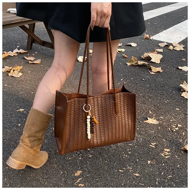 Новинка 2024 года, 2514, женская высококачественная нишевая дизайнерская модная и простая сумка через плечо, модная универсальная сумка-мессенджер для пригородных поездок
Новинка 2024 года, 2514, женская высококачественная нишевая дизайнерская модная и простая сумка через плечо, модная универсальная сумка-мессенджер для пригородных поездок