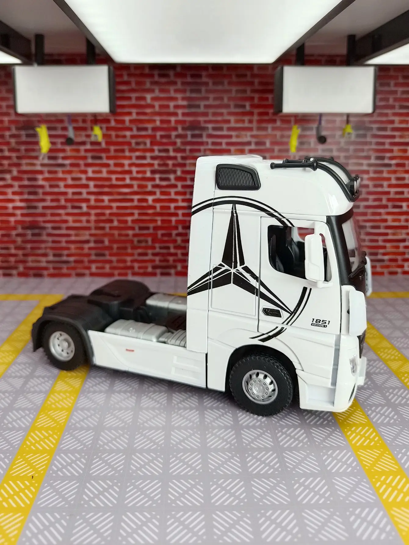 1:36 trailer head alloy engineering vehicle model acousto-optic pull-back children's toy door can be opened with rich details
1:36 trailer head alloy engineering vehicle model acousto-optic pull-back children's toy door can be opened with rich details