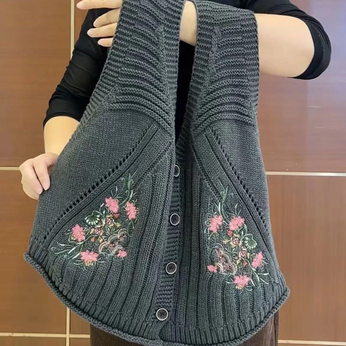 Elegant V-Neck Knitted Cardigan Slimming Casual Embroidered Fashion Top Women's Short Length Single Button Plant Floral Design
Elegant V-Neck Knitted Cardigan Slimming Casual Embroidered Fashion Top Women's Short Length Single Button Plant Floral Design