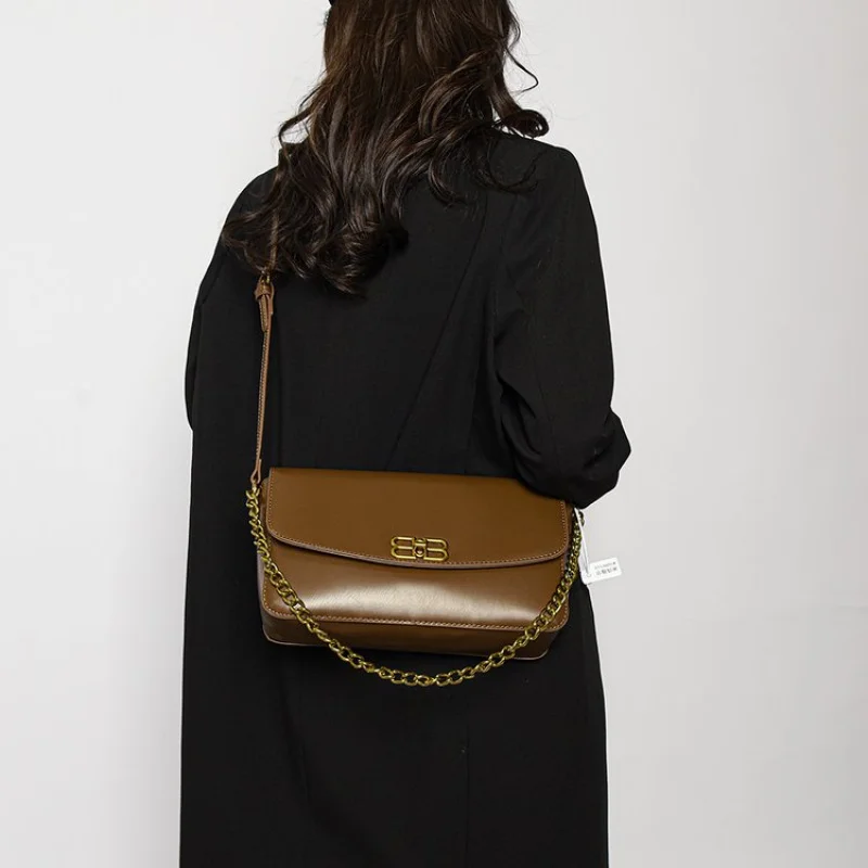 Элегантная женская сумка через плечо из высококачественной кожи в классическом парижском стиле, повседневная, простая, модная.
Элегантная женская сумка через плечо из высококачественной кожи в классическом парижском стиле, повседневная, простая, модная.