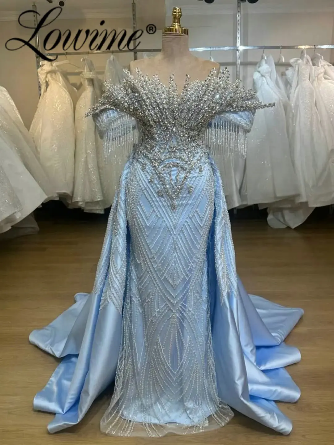 Голубые блестящие кристаллы Вечерние платья с открытыми плечами и съемным шлейфом Индивидуальные вечерние платья с верхней юбкой для свадебных мероприятий
Голубые блестящие кристаллы Вечерние платья с открытыми плечами и съемным шлейфом Индивидуальные вечерние платья с верхней юбкой для свадебных мероприятий