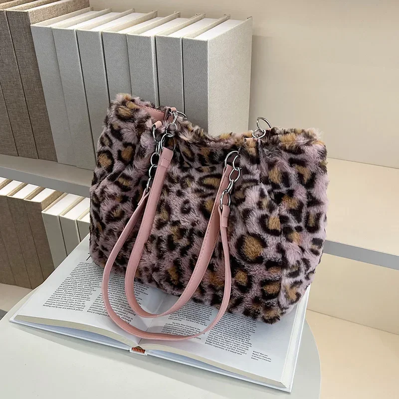 Модная большая вместимость, новинка 2025, модная плюшевая сумка-тоут с леопардовым принтом, женская сумка подмышками, повседневная сумка квадратной формы
Модная большая вместимость, новинка 2025, модная плюшевая сумка-тоут с леопардовым принтом, женская сумка подмышками, повседневная сумка квадратной формы