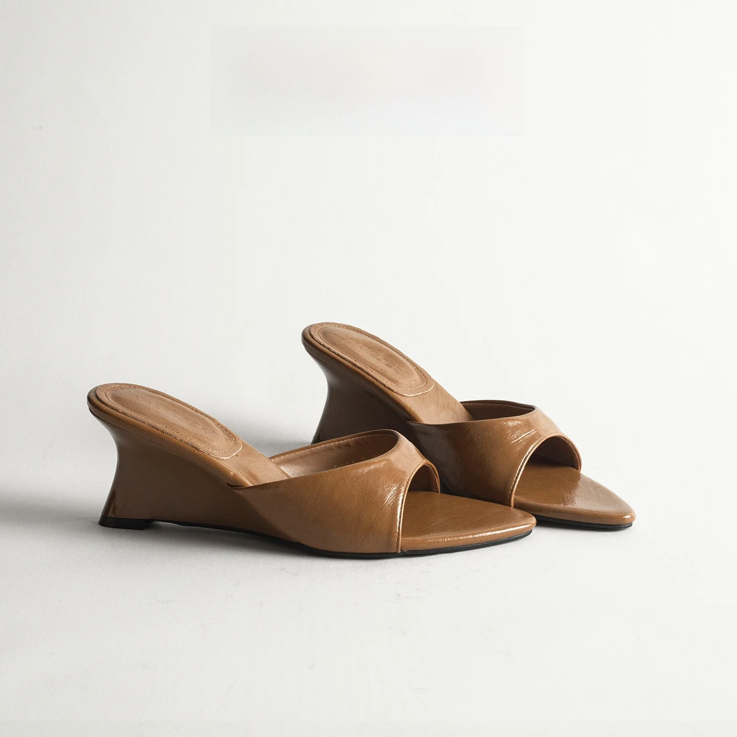 Retro Minimalist Pointed Toe Wedge Sandals Women's Outdoor Versatile Elegance Casual Beach Heightening Slippers
Retro Minimalist Pointed Toe Wedge Sandals Women's Outdoor Versatile Elegance Casual Beach Heightening Slippers