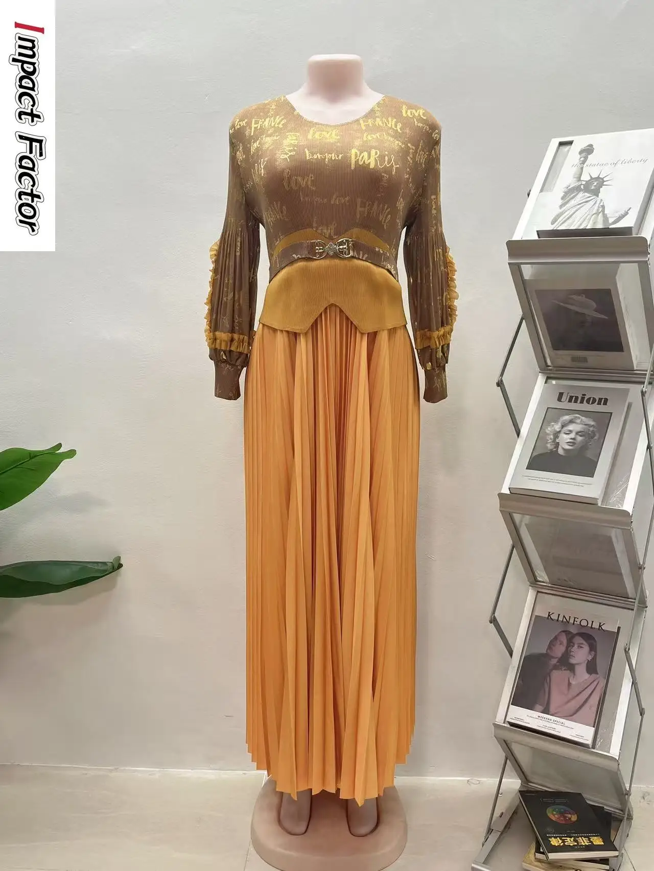 Miyake Pleated Pendulum Pleated Bronzing Dress 2025 Summer Fashionable and Elegant New Women's Printed Medium and Long Dress
Miyake Pleated Pendulum Pleated Bronzing Dress 2025 Summer Fashionable and Elegant New Women's Printed Medium and Long Dress