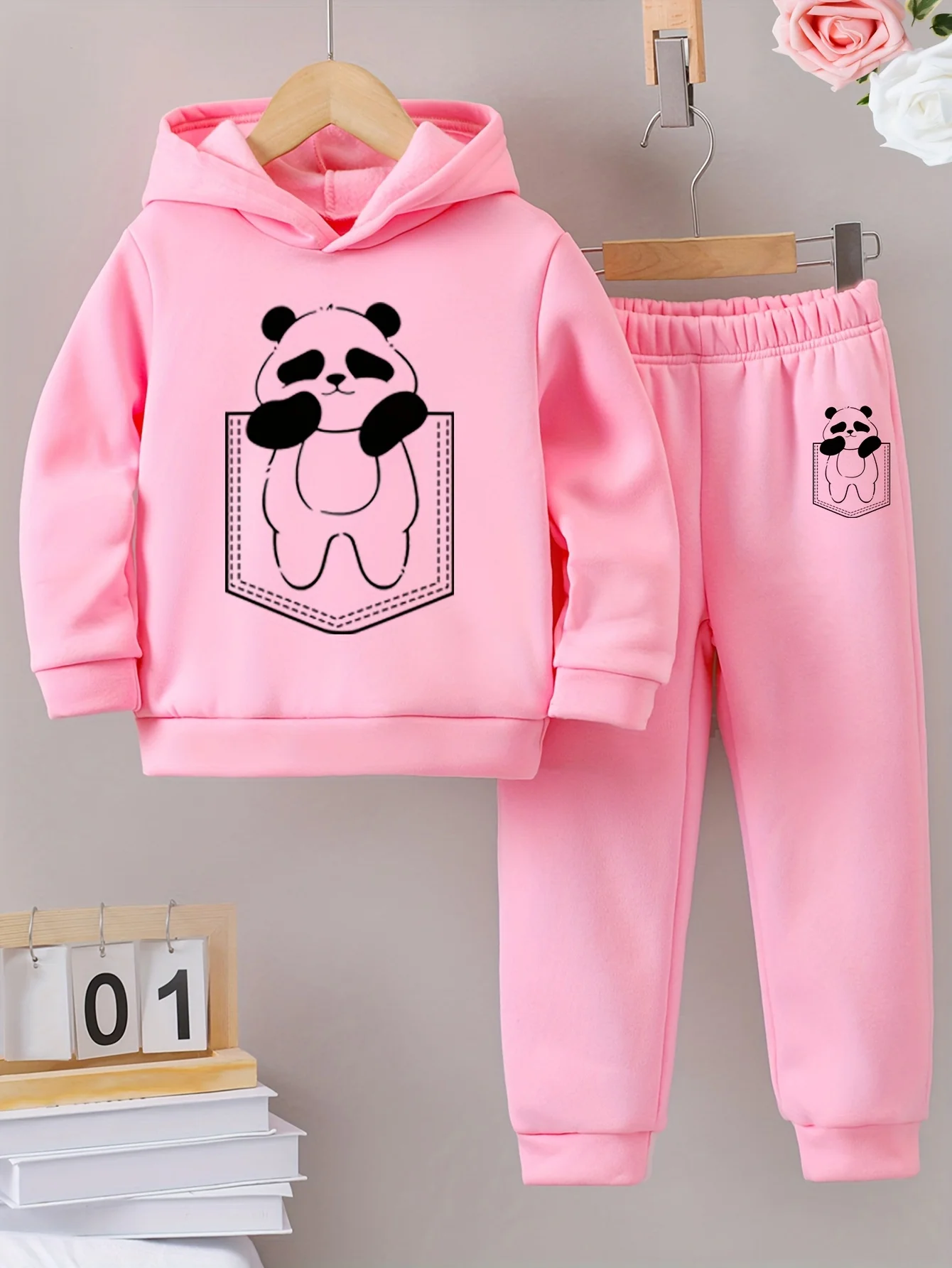 2sets Fashion exquisite girls Fall/Winter pattern printed with fleece warm lined hoodie and tracksuit pants
2sets Fashion exquisite girls Fall/Winter pattern printed with fleece warm lined hoodie and tracksuit pants