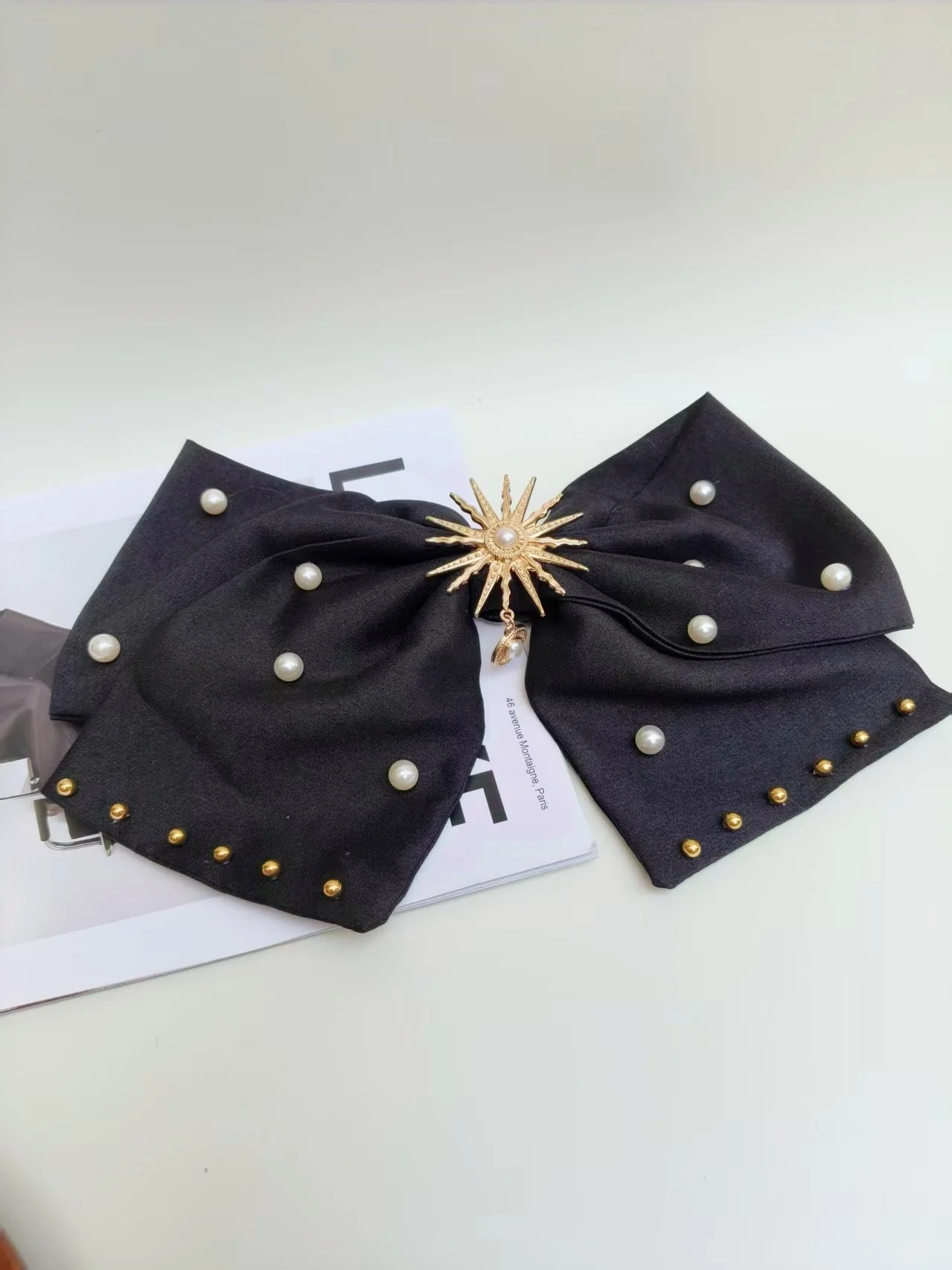 Light Luxury Sunburst Pearl Large Bow Tie/Black Satin with Gold Beads/French Retro Elegant Bow Tie (Suitable for Events Such as the World Cup, Music Festivals, Independence Day)
Light Luxury Sunburst Pearl Large Bow Tie/Black Satin with Gold Beads/French Retro Elegant Bow Tie (Suitable for Events Such as the World Cup, Music Festivals, Independence Day)