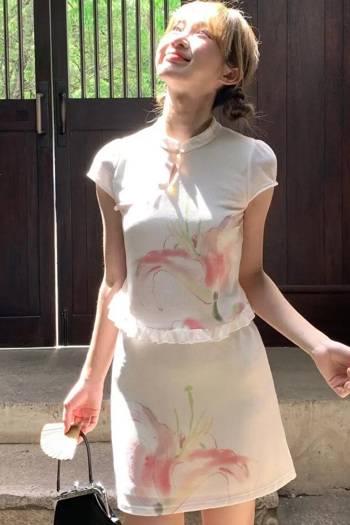 2024 New Chinese Style Set Waist-Cinching Floral Print Tee Women's Summer Qipao Collar Top & Skirt Unique Oriental Two Piece Set
2024 New Chinese Style Set Waist-Cinching Floral Print Tee Women's Summer Qipao Collar Top & Skirt Unique Oriental Two Piece Set