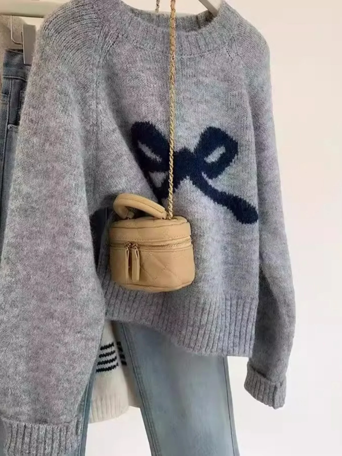 Spring Thickened Knitted Sweater Women's Overhead Knot Innerwear Outerwear High-End Feel Commute Style Loose Fit
Spring Thickened Knitted Sweater Women's Overhead Knot Innerwear Outerwear High-End Feel Commute Style Loose Fit