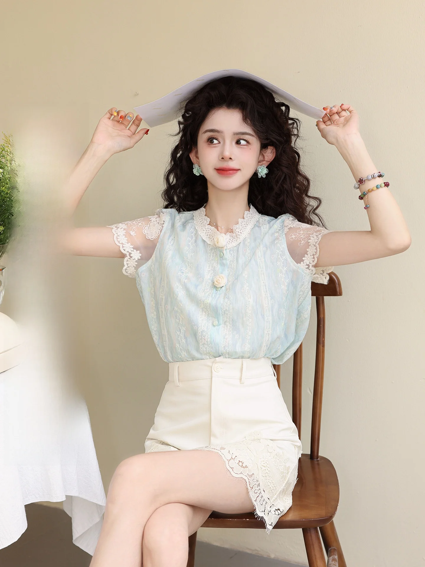 Chen Jiajie Short Sleeve Lace Patchwork Shirt Women's Style 2026 New Design Sensation Elegant Top Vintage Style Loose Fit
Chen Jiajie Short Sleeve Lace Patchwork Shirt Women's Style 2026 New Design Sensation Elegant Top Vintage Style Loose Fit