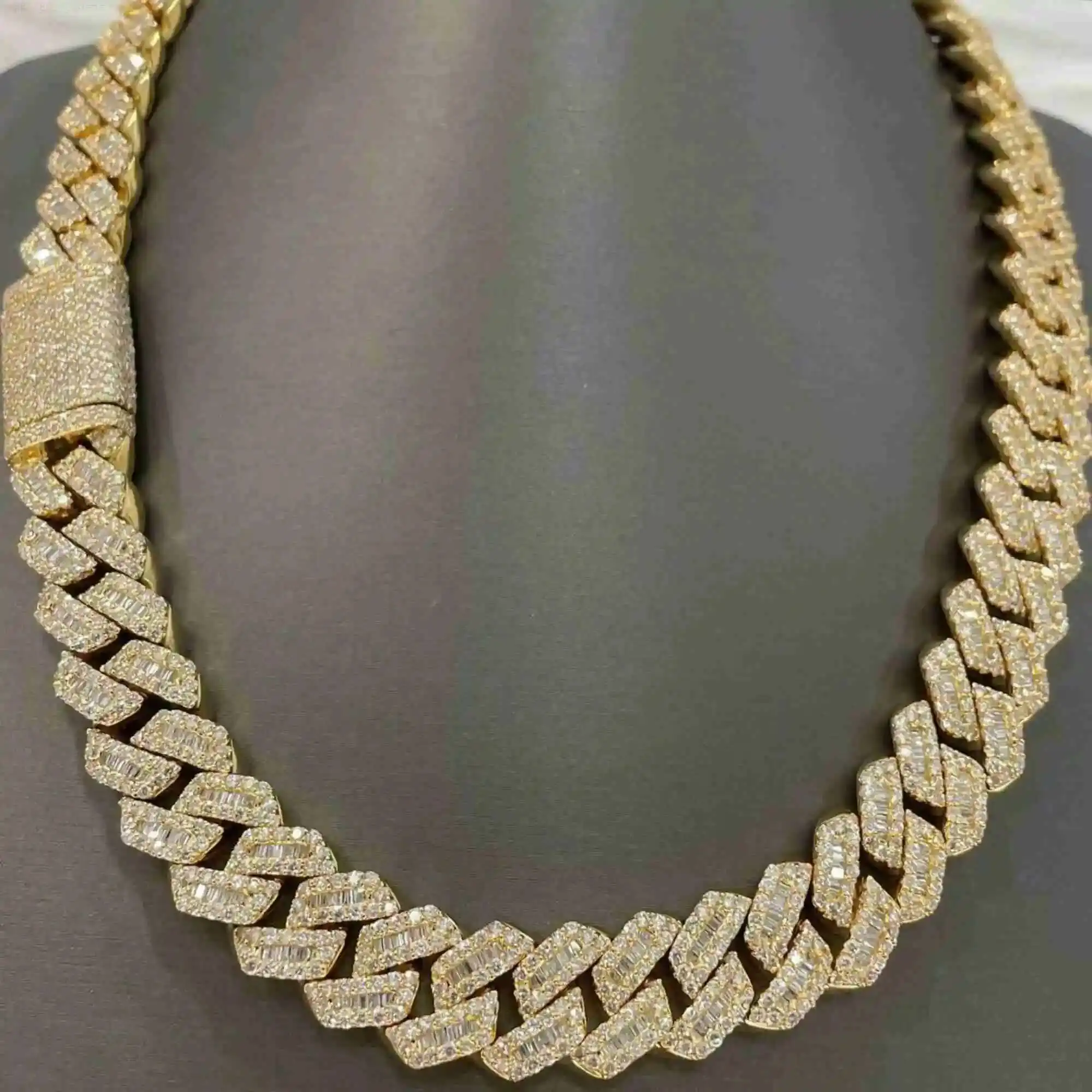 Popular Iced Out Cuban Link Chain 18mm Vvs Moissanite Diamond Cuban Link Chain Hip Hop Miami Cuban Chain
Popular Iced Out Cuban Link Chain 18mm Vvs Moissanite Diamond Cuban Link Chain Hip Hop Miami Cuban Chain
