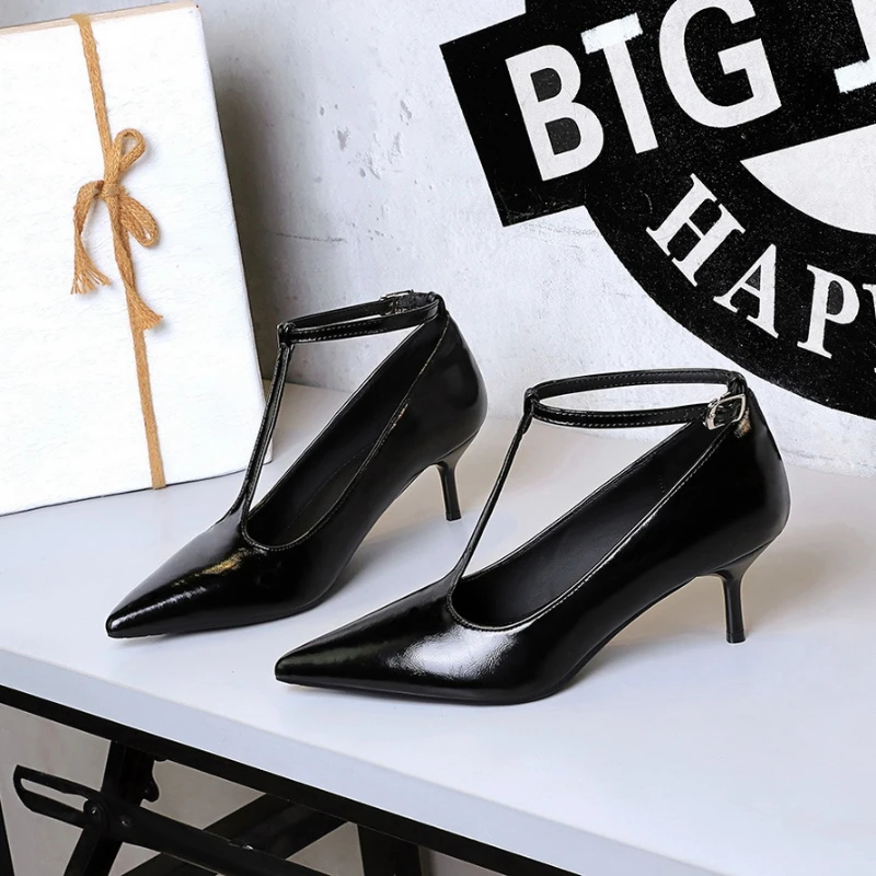 French Style Pointed Toe High Heels Thin Heels Oily Leather T-Shaped Buckle Single Shoes For Women Fashion Simple Women's Shoes
French Style Pointed Toe High Heels Thin Heels Oily Leather T-Shaped Buckle Single Shoes For Women Fashion Simple Women's Shoes