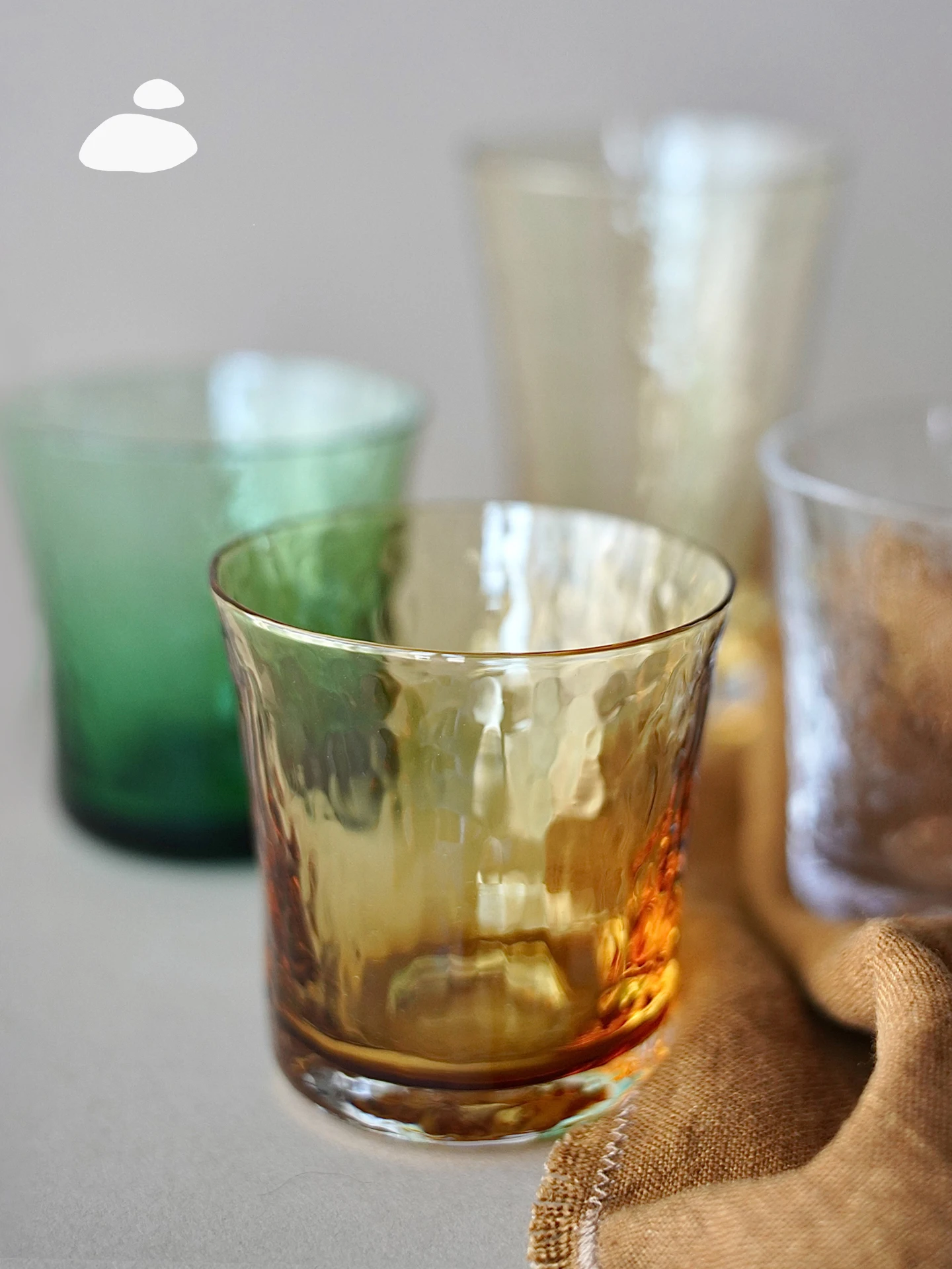 Стеклянная чашка для виски ручной выдувки из бессвинцового хрусталя, с эффектом кованой текстуры, портативная, неправильной формы, янтарного цвета, прямая.
Стеклянная чашка для виски ручной выдувки из бессвинцового хрусталя, с эффектом кованой текстуры, портативная, неправильной формы, янтарного цвета, прямая.