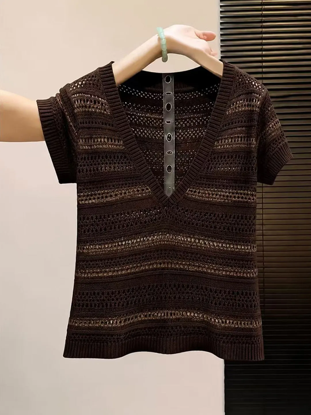 Retro Striped Hollow V-Neck Ice Silk Short Sleeve Knitted Shirt Summer Casual Comfortable High-End Feeling Top Women's Fashion
Retro Striped Hollow V-Neck Ice Silk Short Sleeve Knitted Shirt Summer Casual Comfortable High-End Feeling Top Women's Fashion