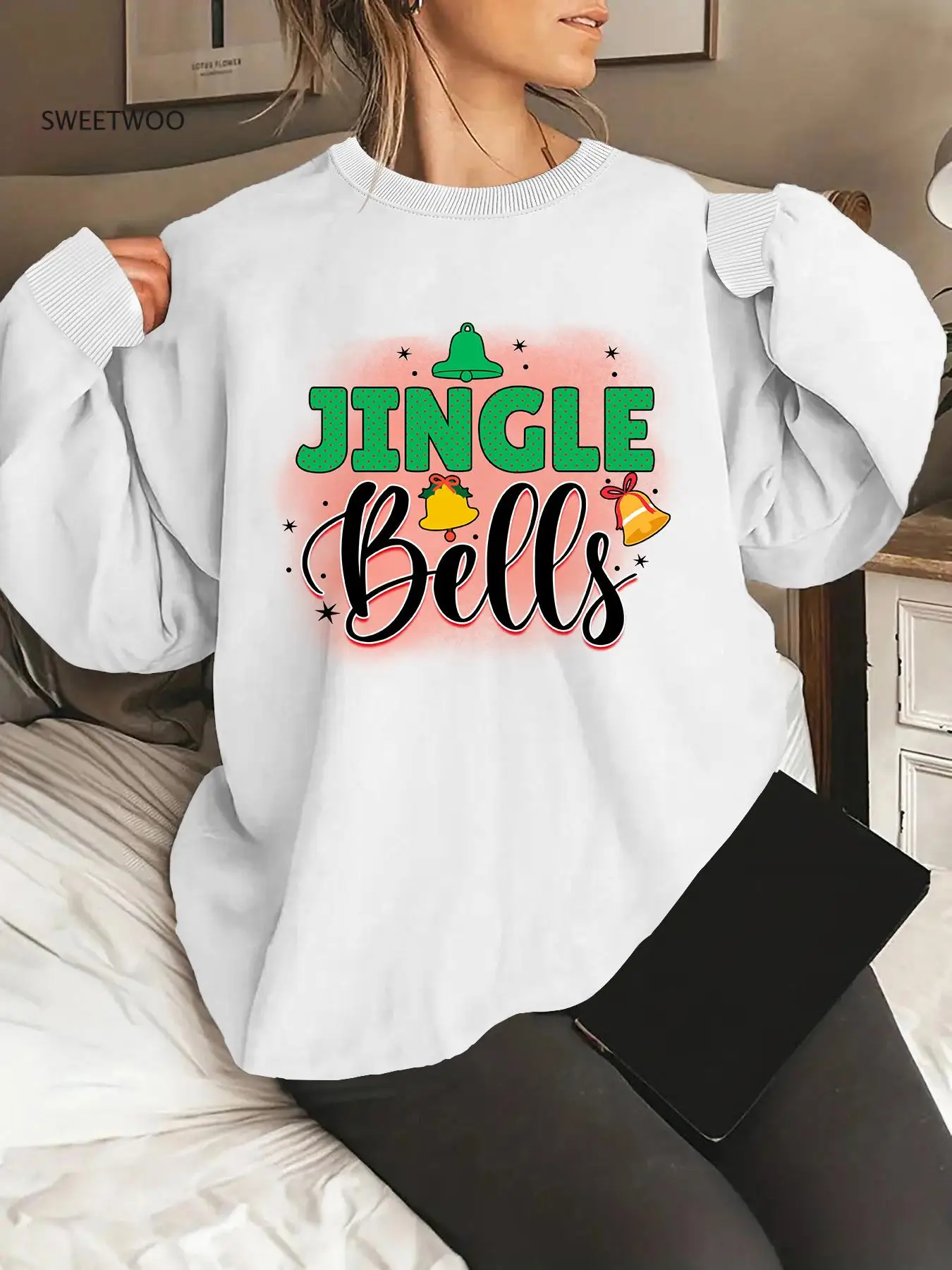 Женская толстовка с капюшоном "jingle Bell" с рисунком маленькой звезды и колокольчика — удобный полиэстер, топ с длинными рукавами и круглым вырезом на осень
Женская толстовка с капюшоном "jingle Bell" с рисунком маленькой звезды и колокольчика — удобный полиэстер, топ с длинными рукавами и круглым вырезом на осень