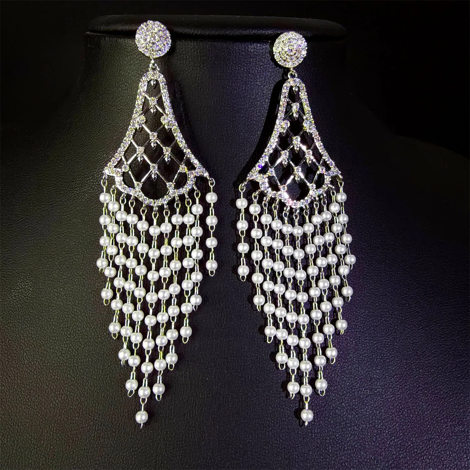 European and American Style Retro Women's Long Pearl Earrings Light Luxury Jewelry Wedding Festival Bridal Daily Gift E397
European and American Style Retro Women's Long Pearl Earrings Light Luxury Jewelry Wedding Festival Bridal Daily Gift E397