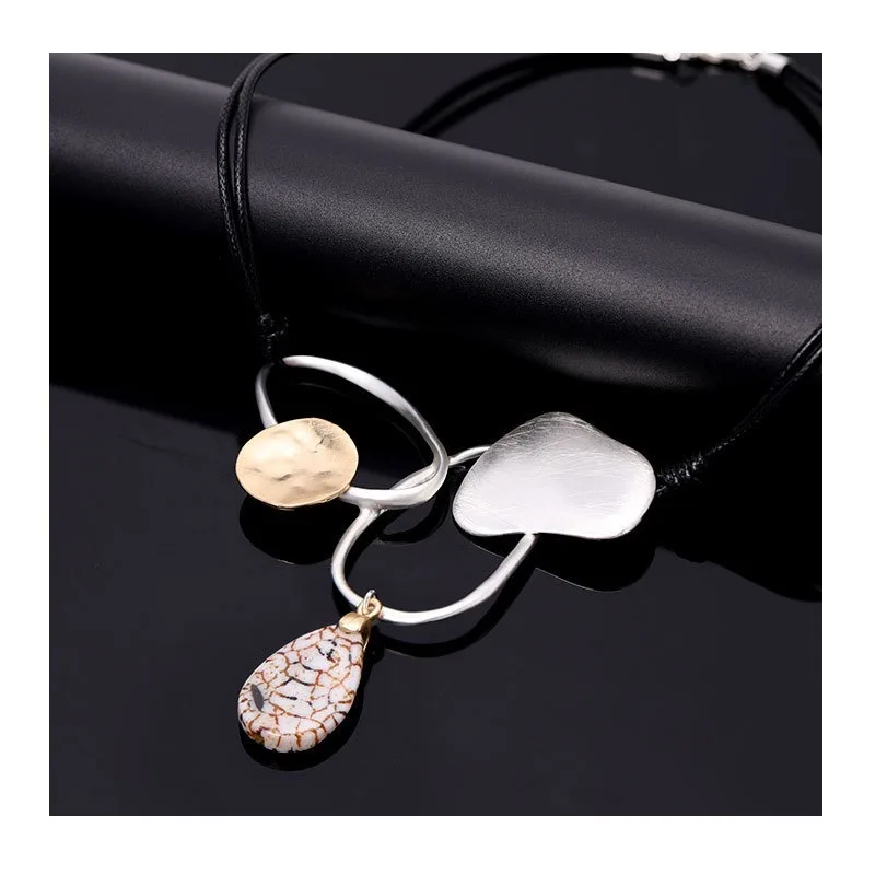 New Metal Necklace Fashionable Natural Stone Women's Exaggerated Pendant High-end Necklace
New Metal Necklace Fashionable Natural Stone Women's Exaggerated Pendant High-end Necklace