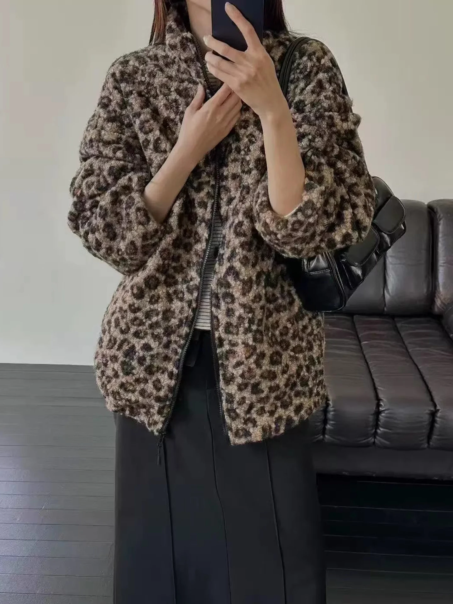 Retro Personalized Leopard Print Embroidered Lamb Velvet Open Cardigan Coat Women's Thiened Warm Cotton Top for Winter 2025
Retro Personalized Leopard Print Embroidered Lamb Velvet Open Cardigan Coat Women's Thiened Warm Cotton Top for Winter 2025
