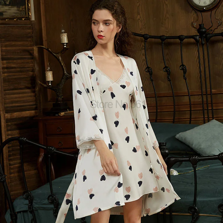 V-Neck Chemise Sleepwear Print Love 2 Pieces Nightgown Loungewear Robe Suit Summer Lace Patchwork Kimono Bathrobe Gown Lingerie
V-Neck Chemise Sleepwear Print Love 2 Pieces Nightgown Loungewear Robe Suit Summer Lace Patchwork Kimono Bathrobe Gown Lingerie