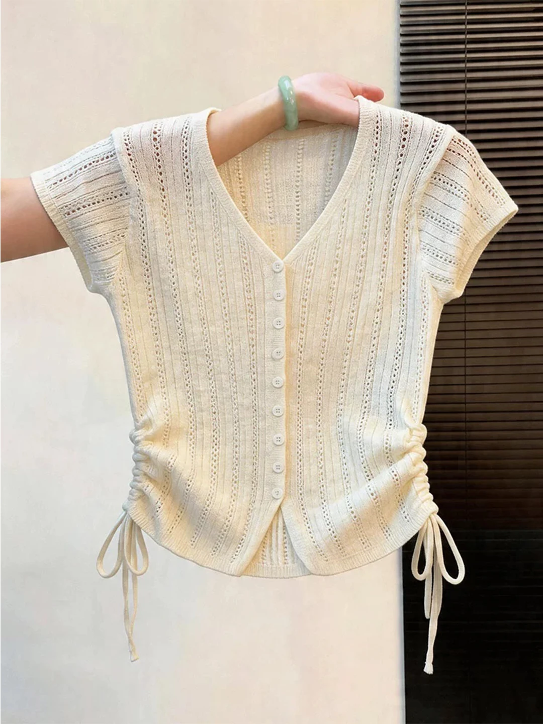Elegant Commuter Style V-Neck Slimming Ice Silk Knit Top Single Button Casual Summer Fashion Women's plus Size Inner Wear
Elegant Commuter Style V-Neck Slimming Ice Silk Knit Top Single Button Casual Summer Fashion Women's plus Size Inner Wear
