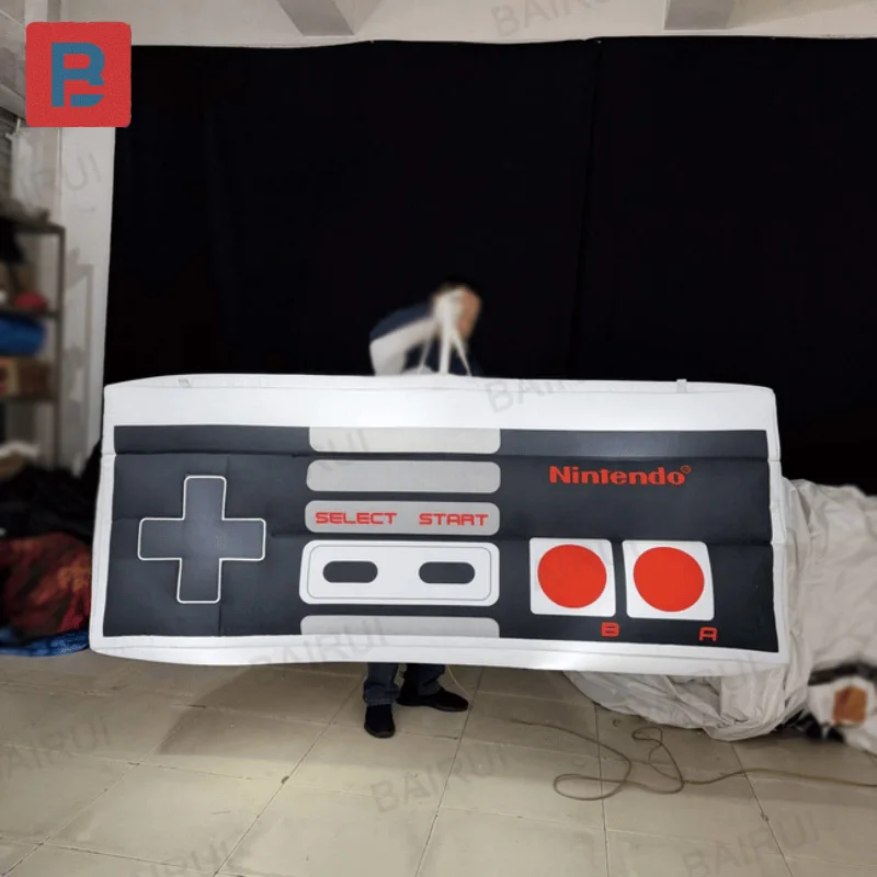 Надувной игровой контроллер, используемый как декоративный элемент для подвешивания надувных шаров на вечеринку.
Надувной игровой контроллер, используемый как декоративный элемент для подвешивания надувных шаров на вечеринку.