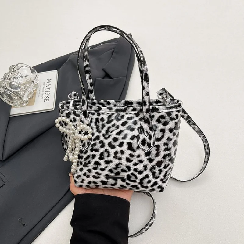 Роскошный бренд, известная дизайнерская женская сумка через плечо, кожаная популярная классическая элегантная сумка-мессенджер
Роскошный бренд, известная дизайнерская женская сумка через плечо, кожаная популярная классическая элегантная сумка-мессенджер