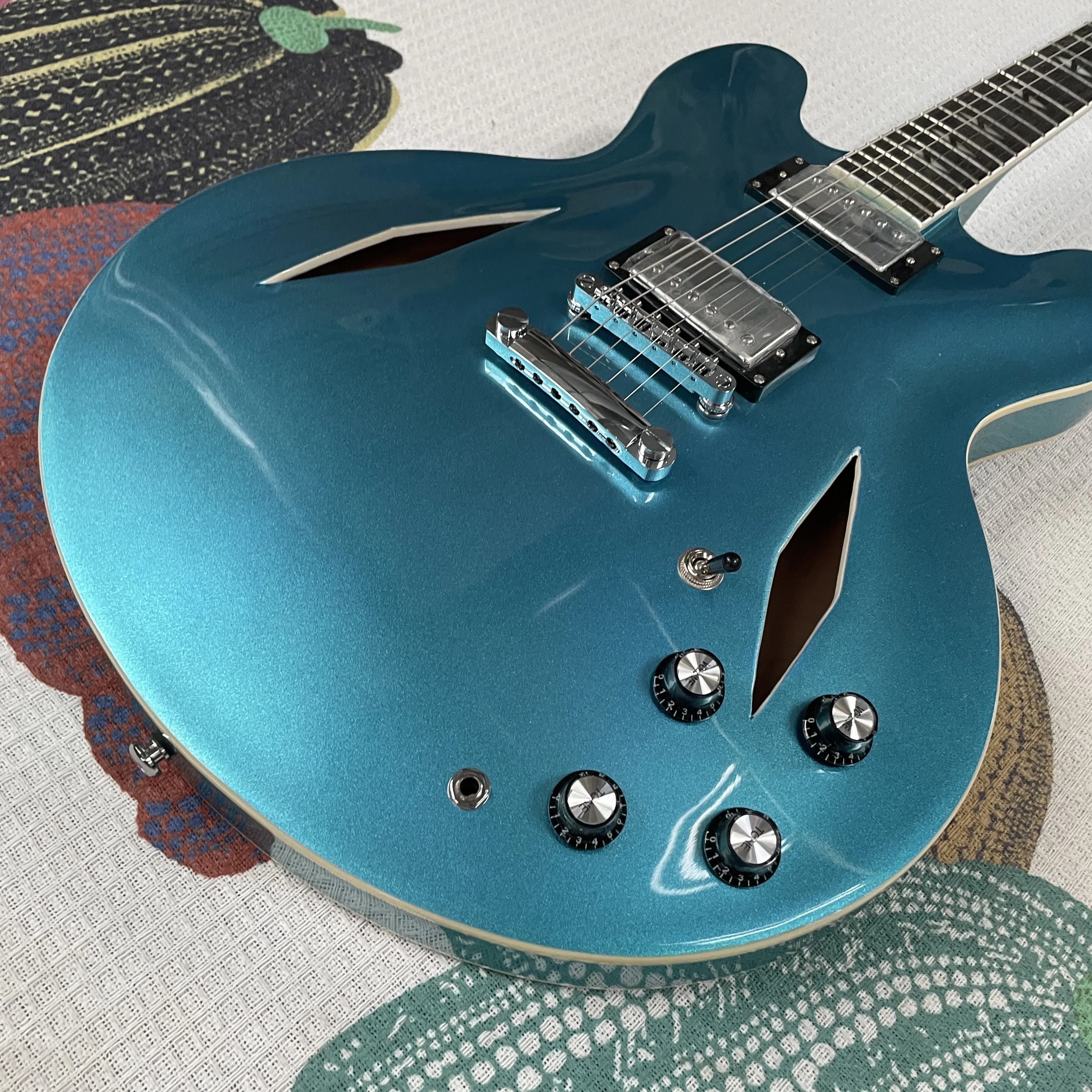 335 Синяя электрогитара с полым корпусом HH Chrome Hardware БЕЗ накладки Быстрая доставка
335 Синяя электрогитара с полым корпусом HH Chrome Hardware БЕЗ накладки Быстрая доставка