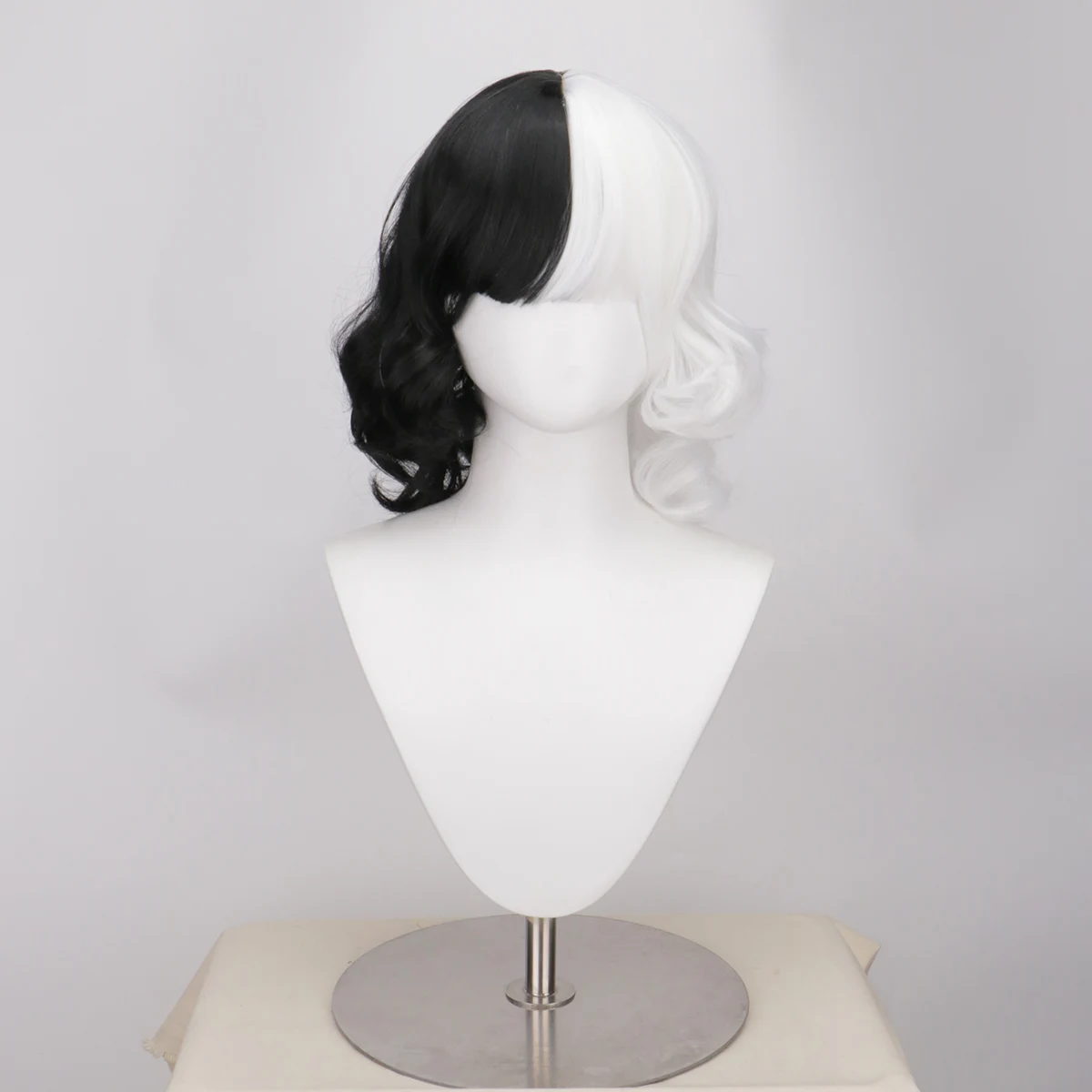 Cruella Deville Wigs Black White Cruella Wig for Women Cruella Deville Costume Short Wavy Cute Wigs for Cruella Costume Party
Cruella Deville Wigs Black White Cruella Wig for Women Cruella Deville Costume Short Wavy Cute Wigs for Cruella Costume Party