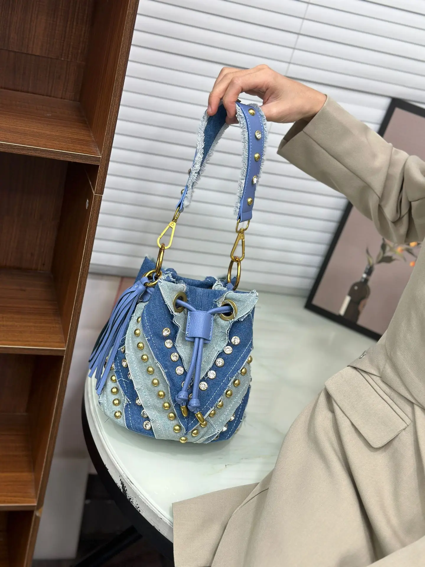 Light Luxury Fashionable Diamond Inlaid Handbag Advanced Denim Rivet Shoulder Bag American Style Women's Crossbody Bag New
Light Luxury Fashionable Diamond Inlaid Handbag Advanced Denim Rivet Shoulder Bag American Style Women's Crossbody Bag New