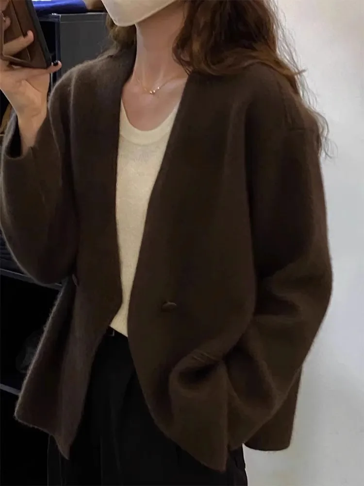 Autumn Winter High-End Bear Velvet Knitted Sweater V-Neck Women's Artistic Style Long Sleeve Cardigan Pure Color Commute Fashion
Autumn Winter High-End Bear Velvet Knitted Sweater V-Neck Women's Artistic Style Long Sleeve Cardigan Pure Color Commute Fashion
