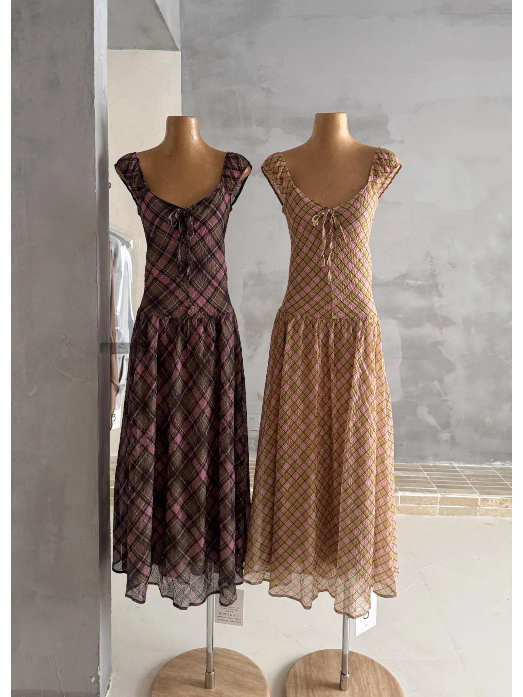Retro Knot Tie Dye Plaid Pleated Long Dress Gingham Dress for Ladies Citywalk Summer Season No Sleeve Polyester Fiber
Retro Knot Tie Dye Plaid Pleated Long Dress Gingham Dress for Ladies Citywalk Summer Season No Sleeve Polyester Fiber