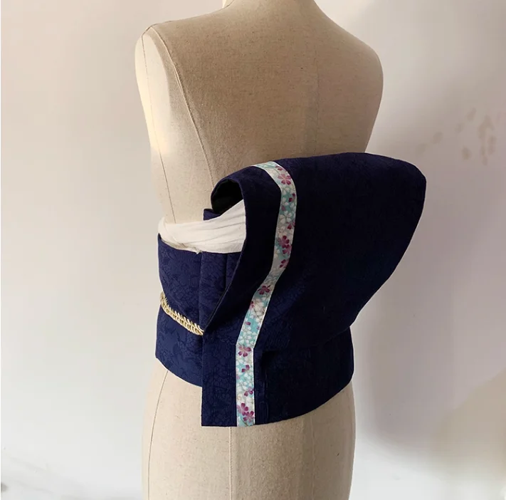 Японское кимоно, пояс юката, японский фиксированный узел барабана
Японское кимоно, пояс юката, японский фиксированный узел барабана