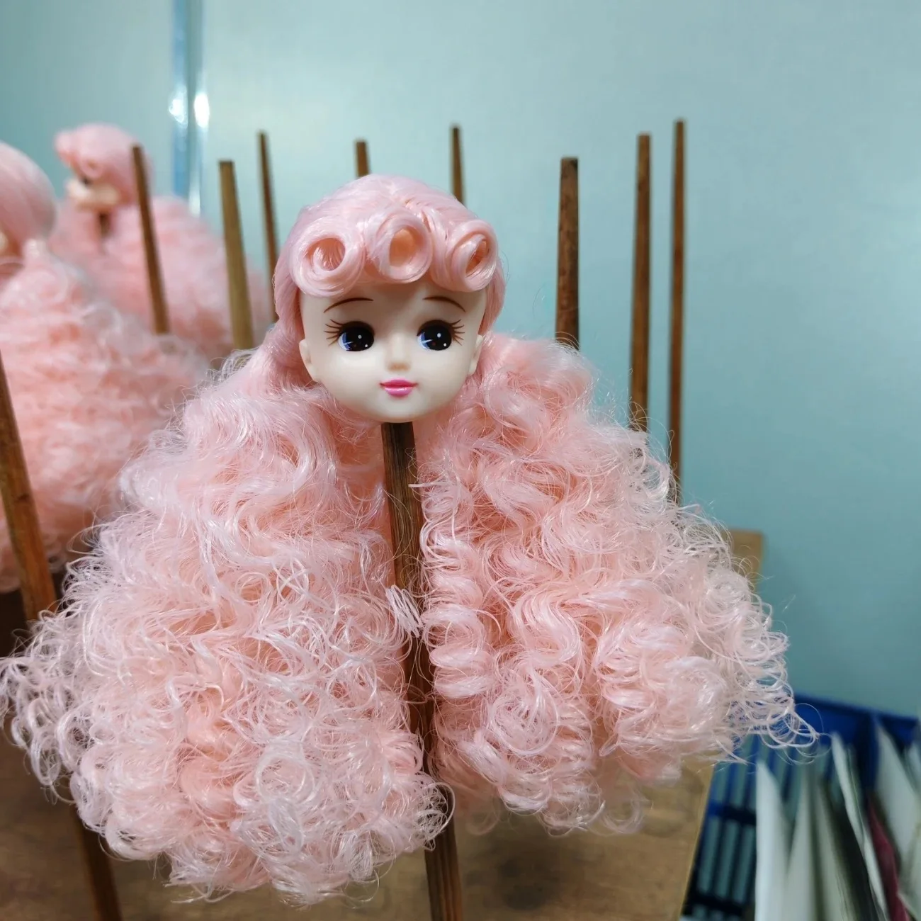 Аксессуар для головы куклы Licca Розовая вьющаяся голова для волос Машинная пересадка для волос ручной работы Не легко потерять волосы Симпатичная круглая голова куклы
Аксессуар для головы куклы Licca Розовая вьющаяся голова для волос Машинная пересадка для волос ручной работы Не легко потерять волосы Симпатичная круглая голова куклы