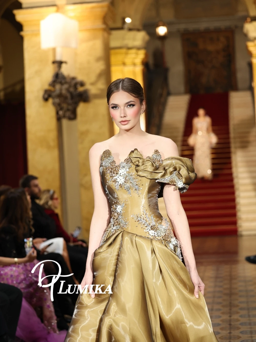 Gold Glossy Satin Ball Gown Strapless Beaded One Shoulder Ruffle Formal Evening Dress With Train Customized Elegant Party Wear
Gold Glossy Satin Ball Gown Strapless Beaded One Shoulder Ruffle Formal Evening Dress With Train Customized Elegant Party Wear