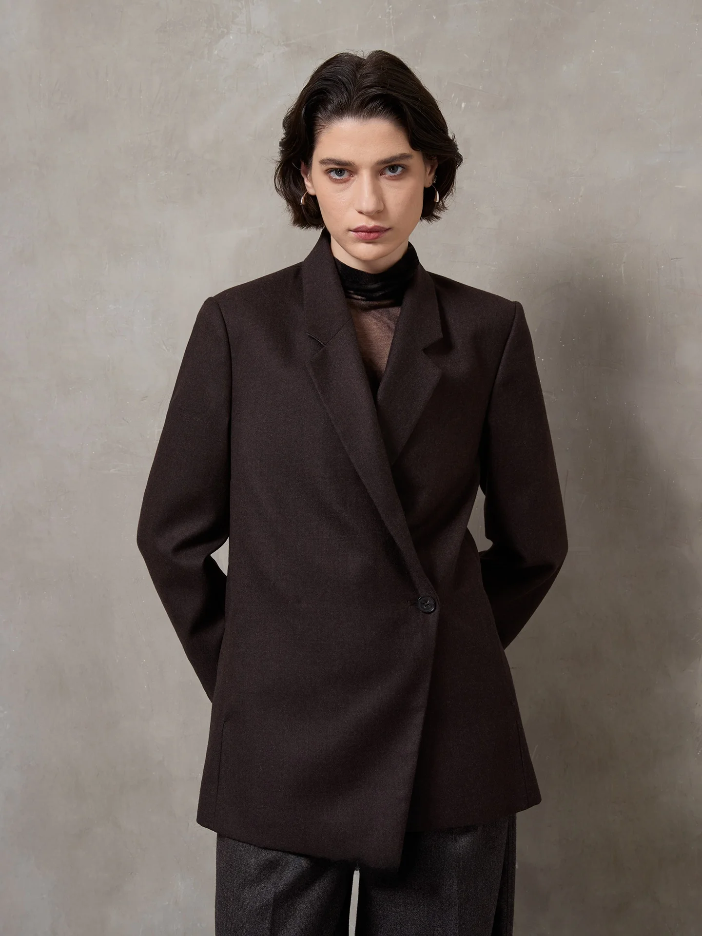 SRUNBEAR 00 Woolen Women's Suit Jaet with Oblique Door Design Original Design Stand Version Thiened Long Sve Coat
SRUNBEAR 00 Woolen Women's Suit Jaet with Oblique Door Design Original Design Stand Version Thiened Long Sve Coat