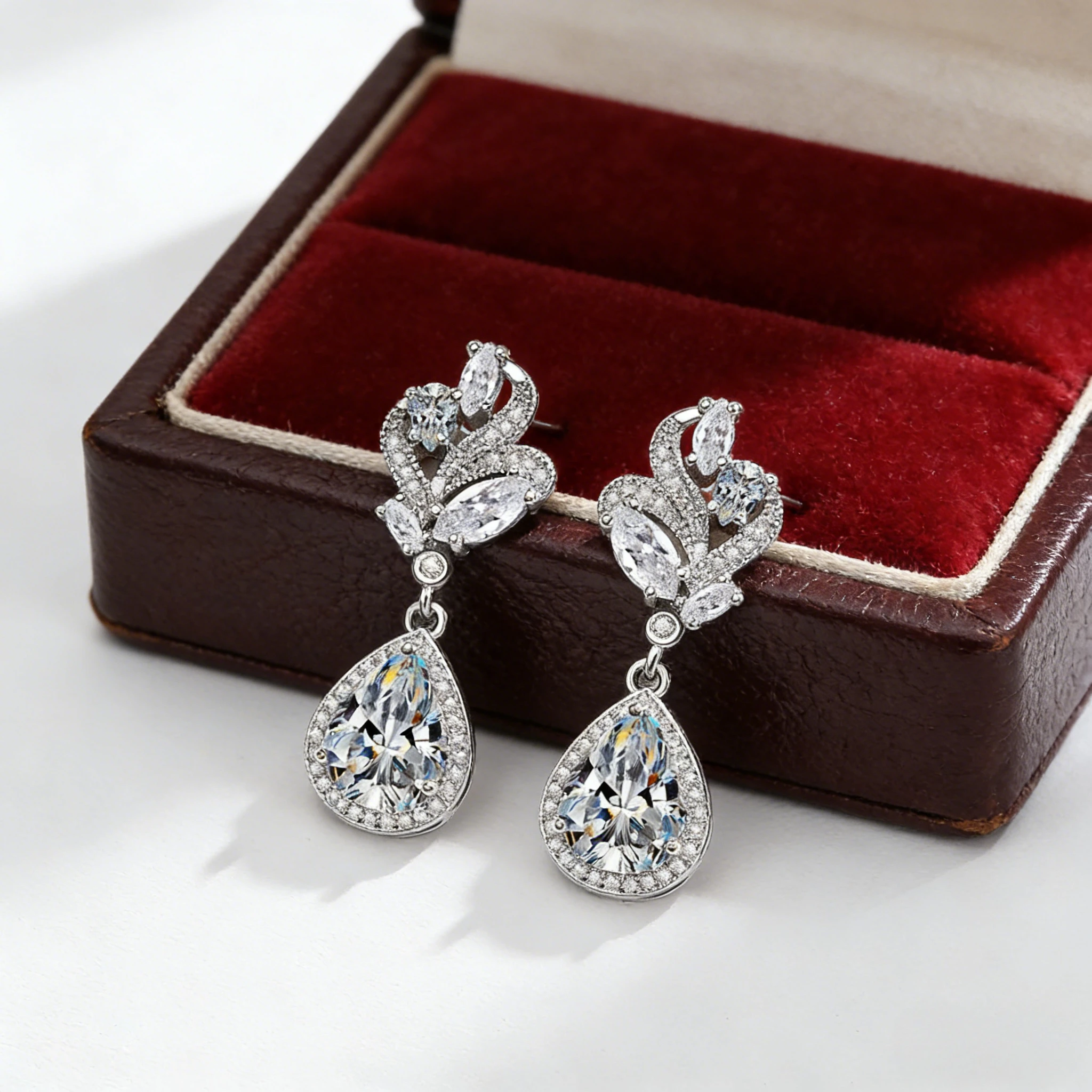 Серьги-капли из стерлингового серебра 925 пробы для женщин, сверкающие серьги-подвески с кубическим цирконием, роскошные свадебные украшения
Серьги-капли из стерлингового серебра 925 пробы для женщин, сверкающие серьги-подвески с кубическим цирконием, роскошные свадебные украшения