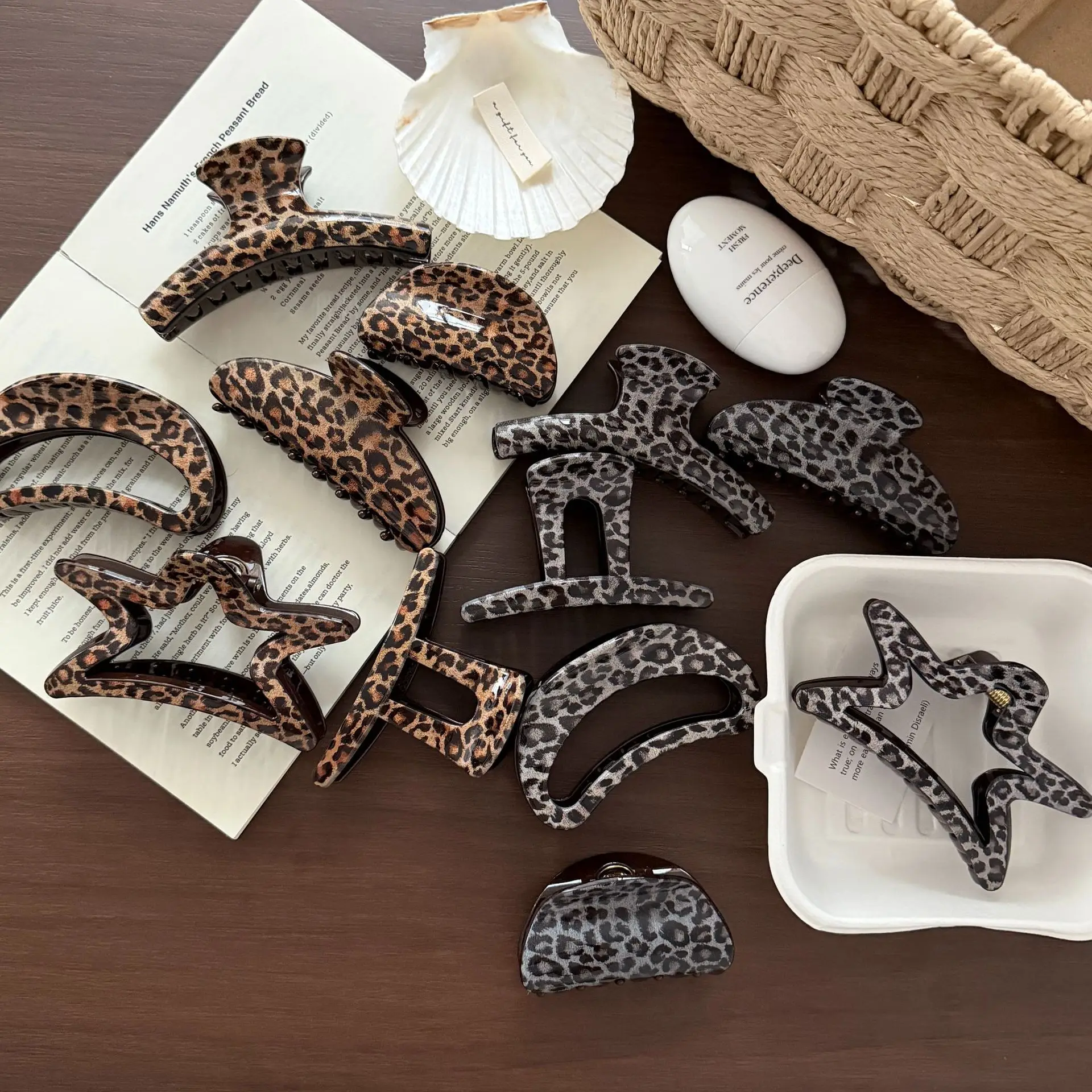 Gray Leopard Print Hair Claw Shark Clip Retro Korean Versatile for Daily Commute High Quality Elegant Women Accessory
Gray Leopard Print Hair Claw Shark Clip Retro Korean Versatile for Daily Commute High Quality Elegant Women Accessory