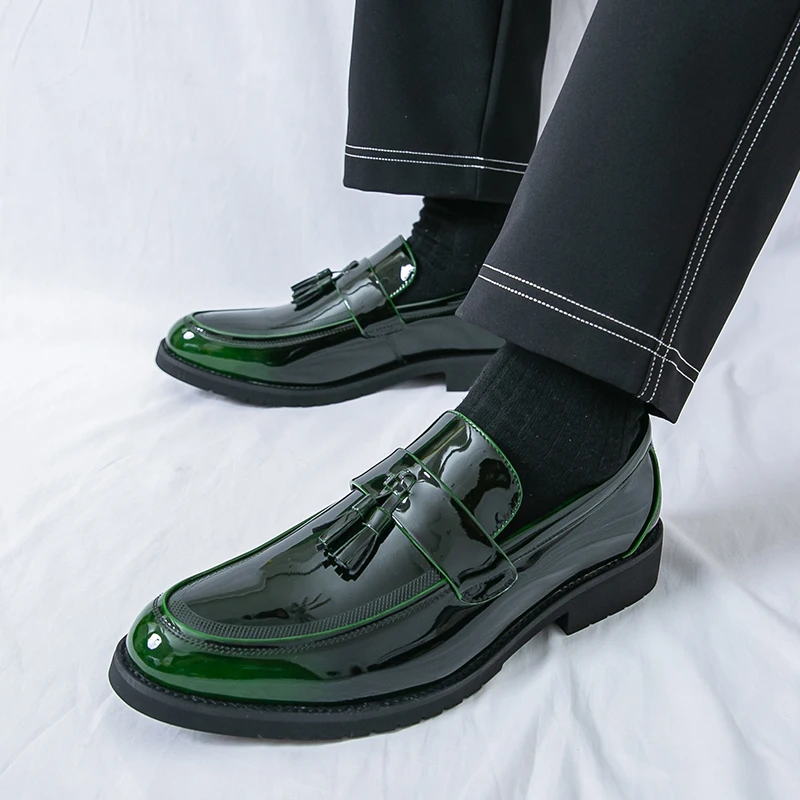Высококачественная весенняя повседневная кожаная обувь с острым носком и кисточками для мужчин, модные блестящие удобные нескользящие и лоферы
Высококачественная весенняя повседневная кожаная обувь с острым носком и кисточками для мужчин, модные блестящие удобные нескользящие и лоферы